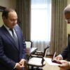 Роман Головченко передал главе Башкортостана медаль "За отвагу" Петра Фокина
